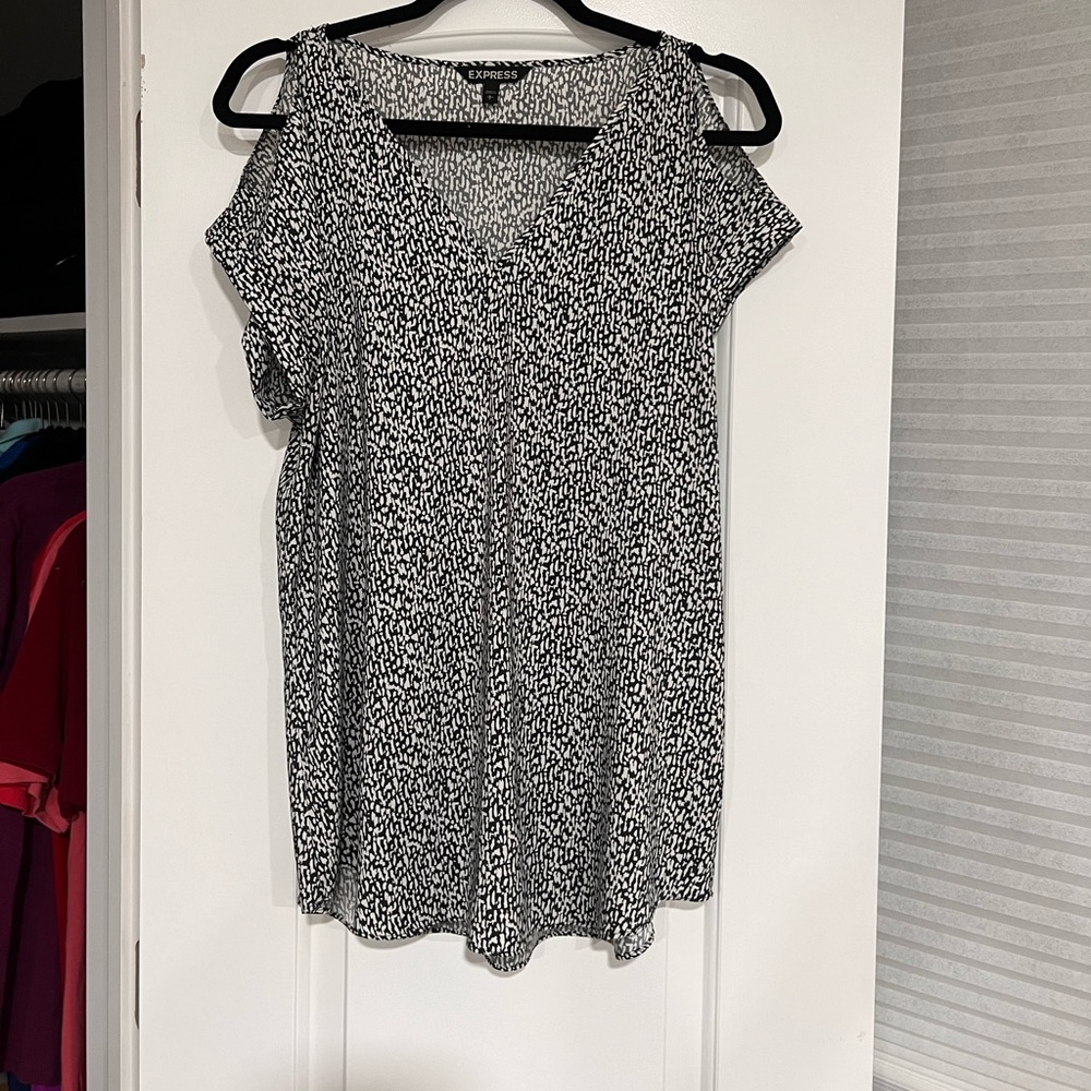 Express t shirt with cut out shoulders